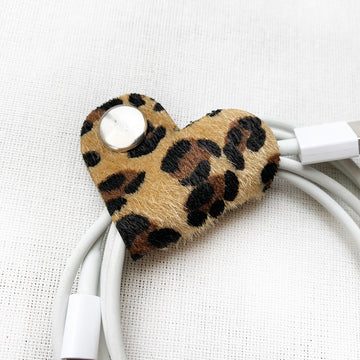 PORTA CABLES CORAZÓN LEOPARDO